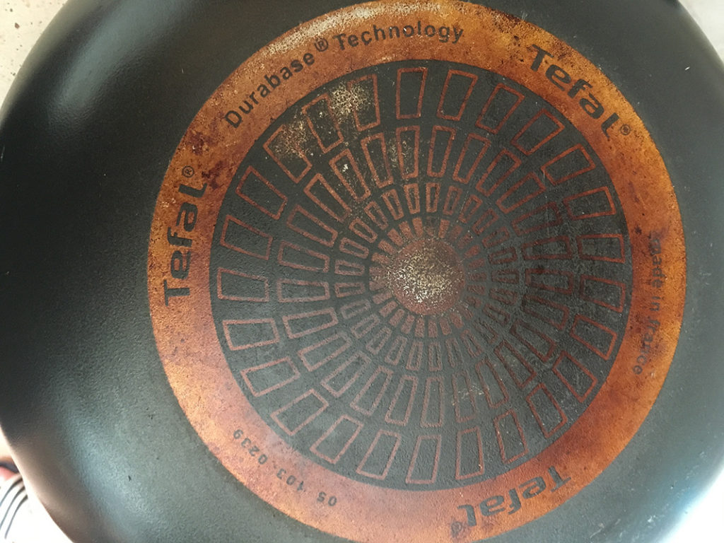 Tizenkét évnyi zsírt és kormot gyűrt le a Brilliance Üzemi Zsíroldó Szuperkoncentrátum! 2 zsiros tefal