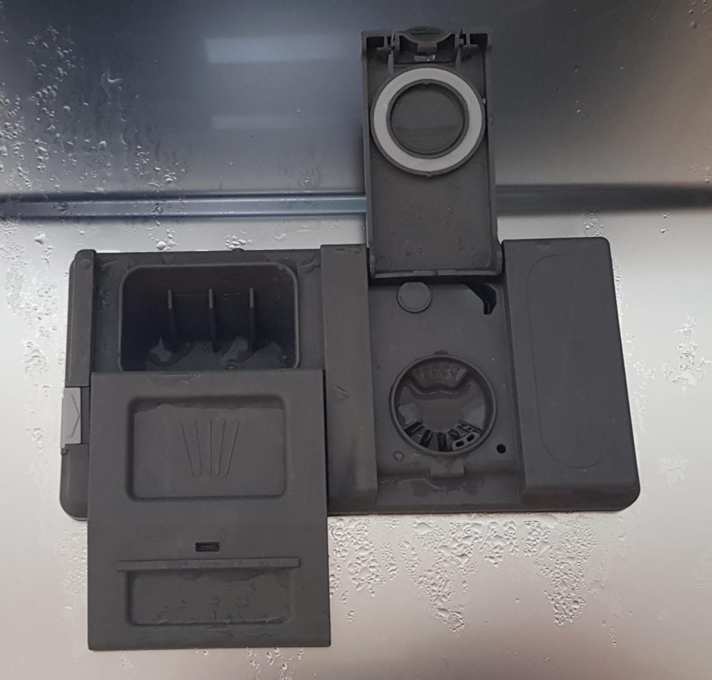 Cseppmentes poharak és tiszta tányérok - Hogyan használd hatékonyan a mosogatógéped otthon? 5 oblitoszer