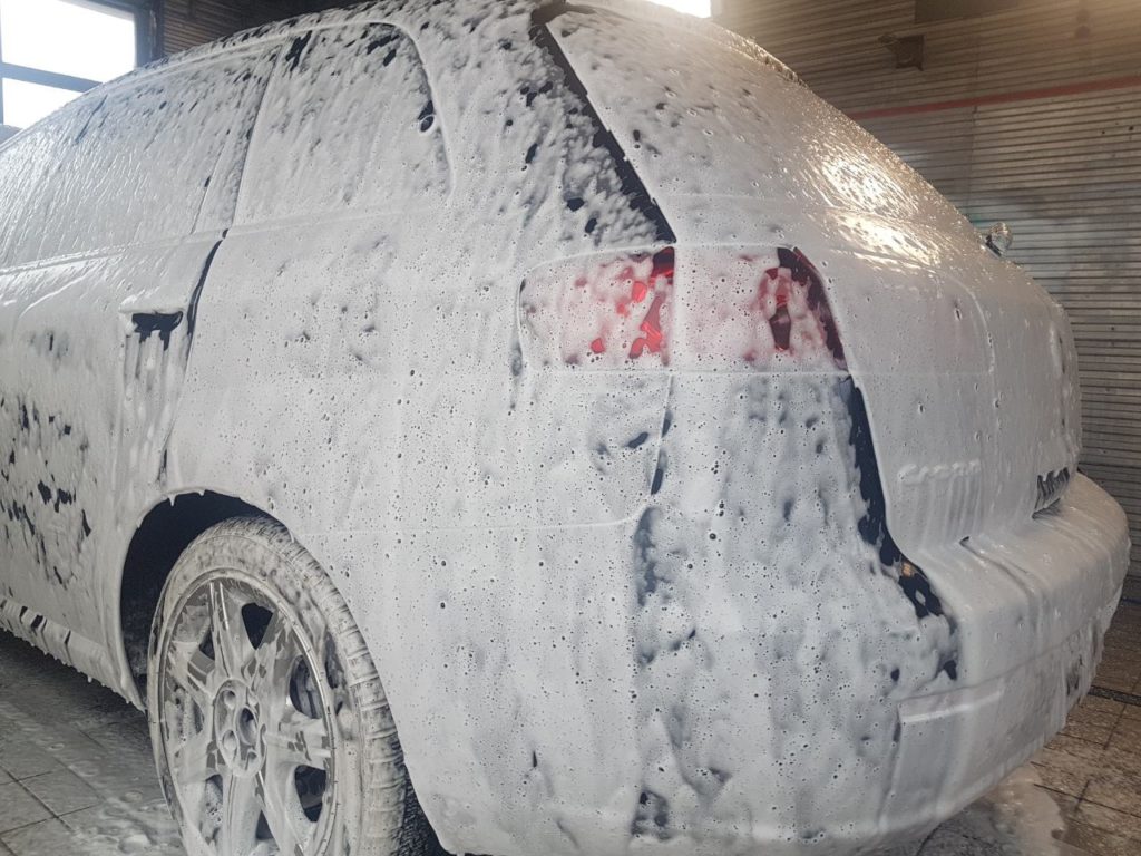 Hogyan tisztíthatjuk meg a járműveket dörzsölés nélkül a Brilliance® Előmosó Vastaghabbal 4 elomoso vastaghab demo4